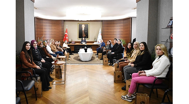 BAŞKAN ULUDAĞ'DAN KADIN ÇALIŞANLARINA JEST