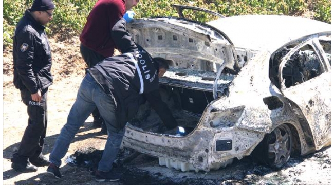 Boş tarlada yanmış otomobil bulundu