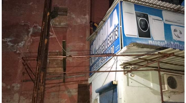 Darbedilen hırsızlık şüphelisi dama kaçtı