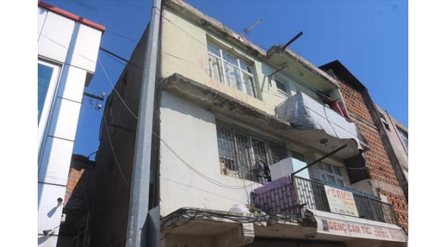 Ev sahibi hırsızlık şüphelisini suçüstü yakaladı