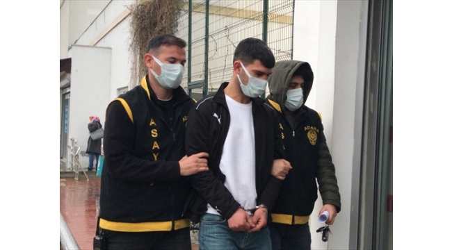 Genç kadının boynundaki altın kolyeyi çalıp kaçtı!