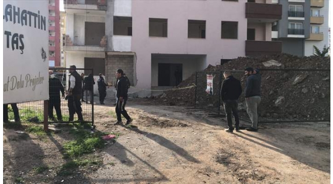 Hırsızlık şüphelisi inşaatın havalandırma boşluğundan düştü