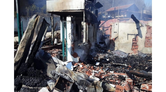İki katlı ev yanarak kül oldu
