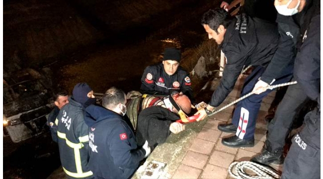 Kamyonet DSİ'ye ait sulama kanalına devrildi