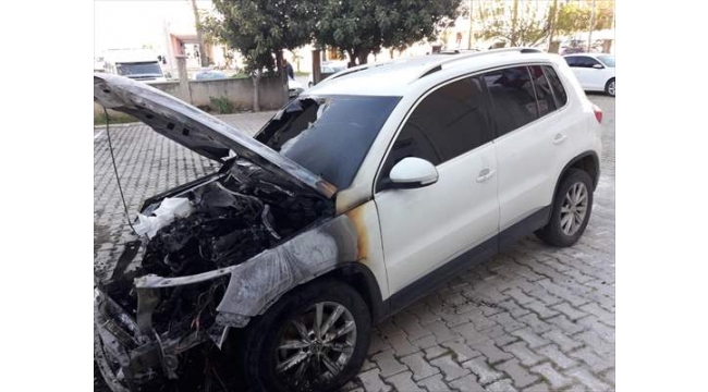 Park halindeki 2 otomobil alev aldı!