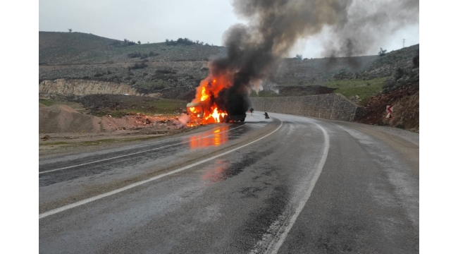 Seyir halindeki tır alev alev yandı