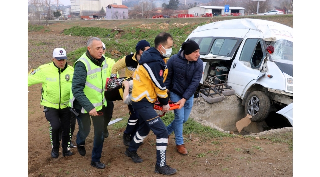 Tarım işçilerini taşıyan minibüs devrildi:19 yaralı
