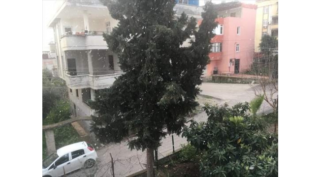 Uzun bir süre sonra Adana'da kısa süre kar yağdı