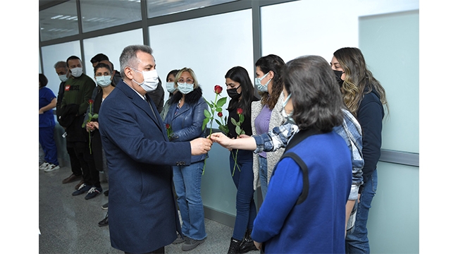 VALİ ELBAN SAĞLIK ÇALIŞANLARININ TIP BAYRAMI’NI KUTLADI