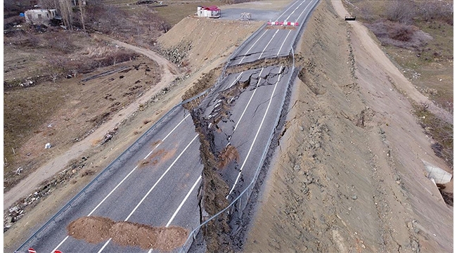 Yol çöktü!