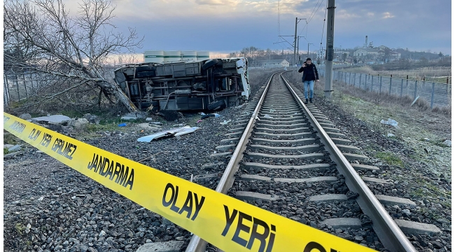 Yolcu treni işçi servisine çarptı: 27 kişi yaralandı