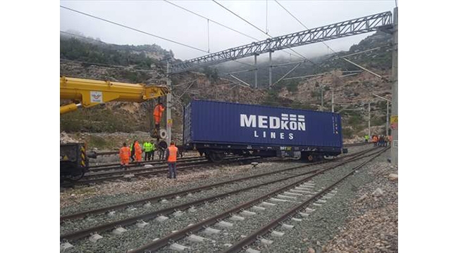 Yük treninin vagonu raydan çıktı!