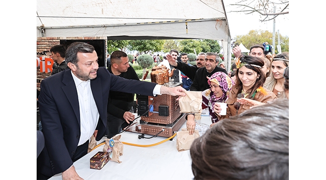 YÜREĞİR BELEDİYESİ STANDINDA KARNAVAL COŞKUSU