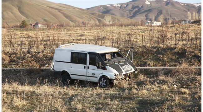 Düzensiz göçmenleri taşıyan minibüs takla attı