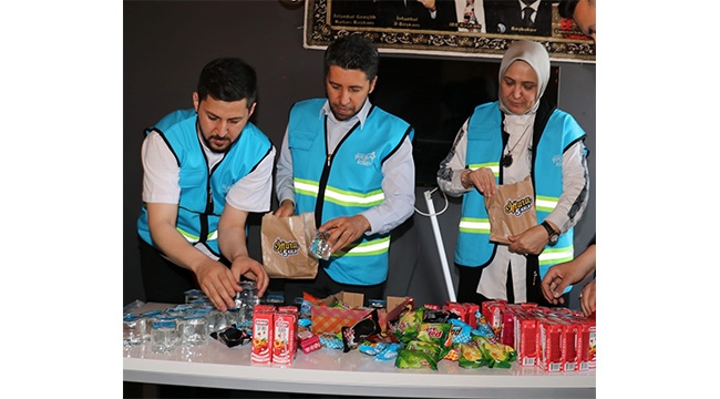 İftara yetişemeyenlere kumanya dağıttılar