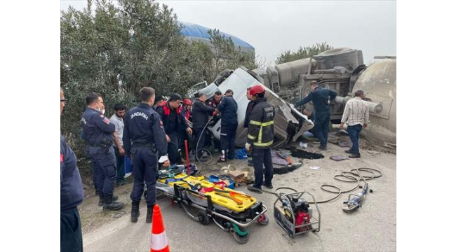 Kamyon ile tır çarpıştı: 1 yaralı
