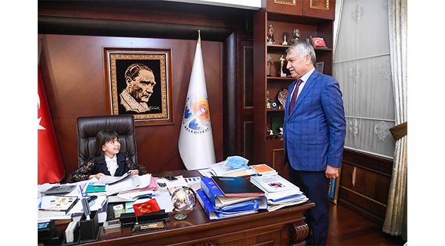 Karalar makamını Melis’e bıraktı