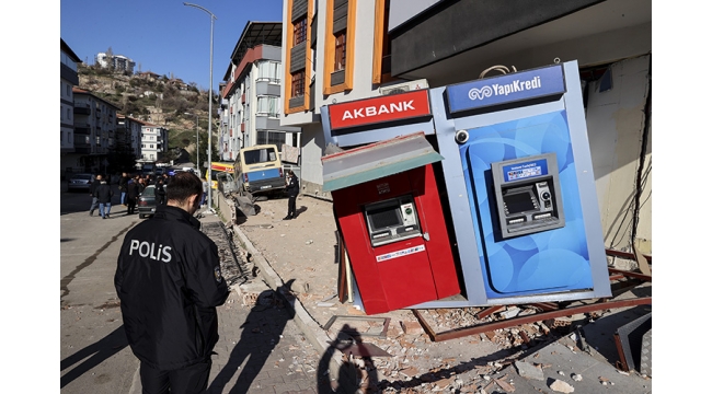 Kontrolden çıkan dolmuş ATM'lere çarptı