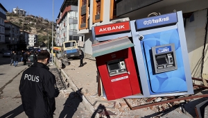 Kontrolden çıkan dolmuş ATM'lere çarptı