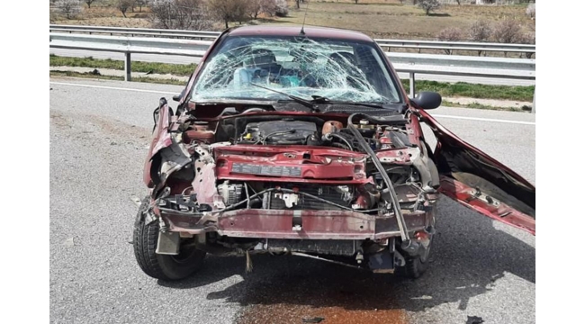 Kontrolden çıkan otomobil bariyerlere çarptı
