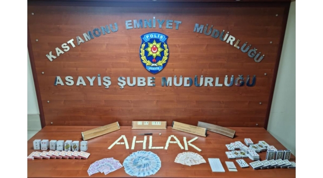 Kumar oynarken suçüstü yakalandılar