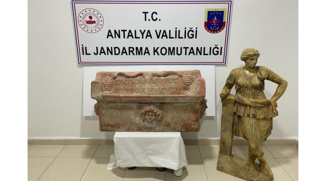 Mermer heykel ve lahit ele geçirildi