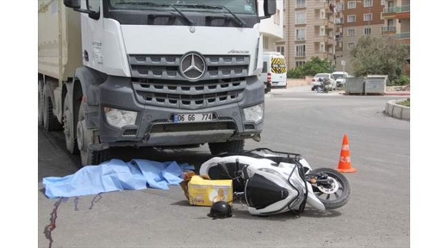 Motosiklet sürücüsü feci şekilde can verdi