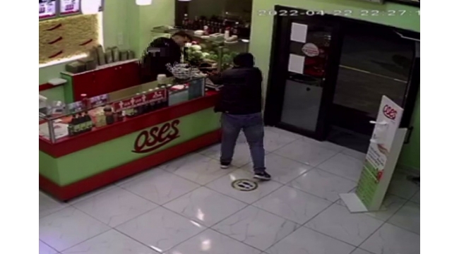 Müşteri gibi girdiği dükkanda dehşet saçtı