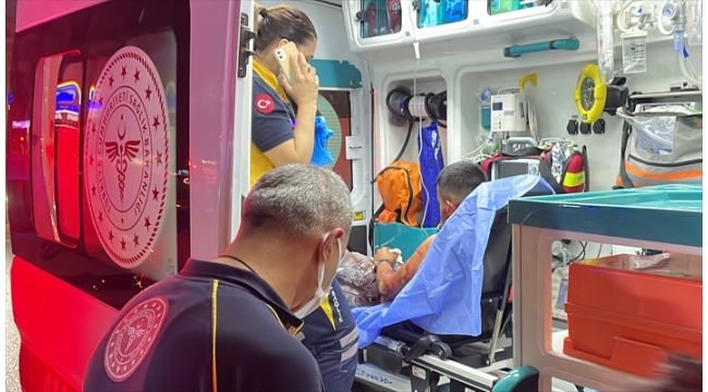 Otobüs durağında bıçaklı kavga