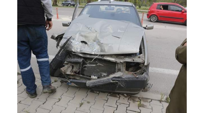Otomobil ile kamyonet çarpıştı:2 yaralı