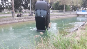 Otomobil sulama kanalına devrildi:2 yaralı