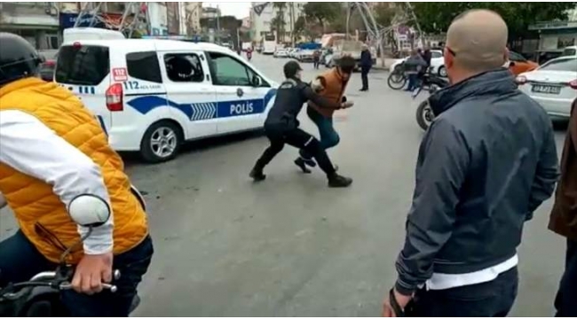 Polis aracının camından kaçmaya çalıştı