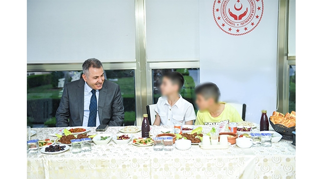 Vali Elban iftarını çocuklarla yaptı