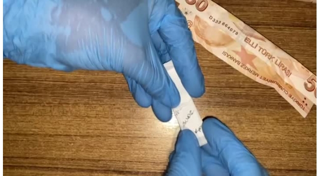 2 banknot arasından uyuşturucu çıktı