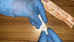 2 banknot arasından uyuşturucu çıktı