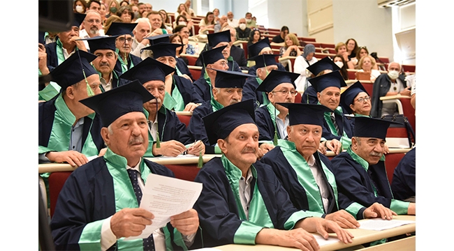 50 yıl sonra cübbe giyip KEP FIRLATTILAR