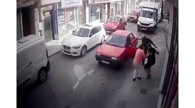 Baba ve oğluna bıçakla saldırdı