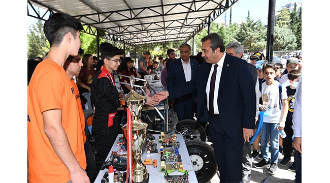 Başkan Soner Çetin genç mucitlerle