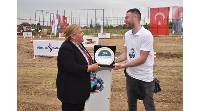 Ceyhan çiftçisi traktörleriyle yarıştı