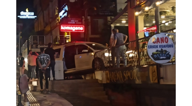 Hafif ticari araç kafeye daldı