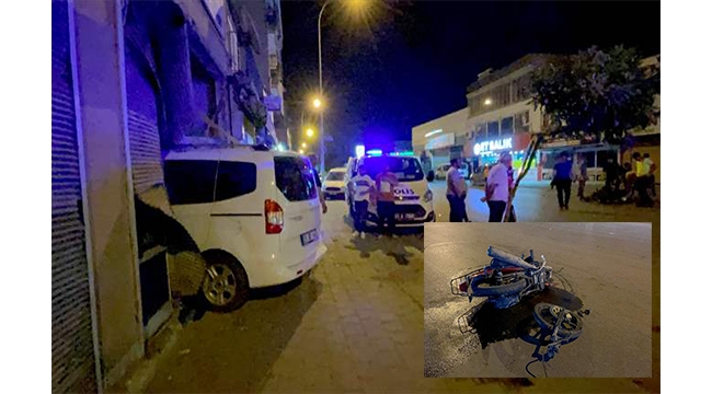 Hafif ticari araç motosiklete çarpıp, iş yerine girdi