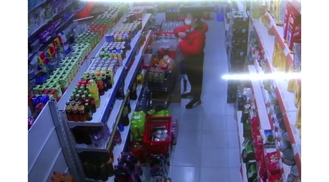 Hırsızlar market sahibine yakalandı
