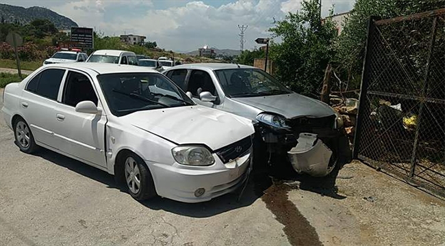 İki otomobil çarpıştı:3 yaralı