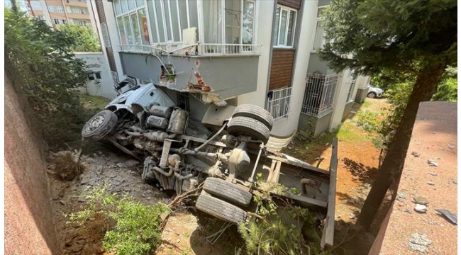 Kontrolden çıkan kamyon evin üzerine devrildi