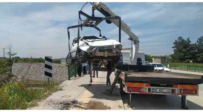 Kontrolden çıkan otomobil köprüden uçtu