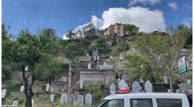 Mezarlıkta bıçaklı yaralama