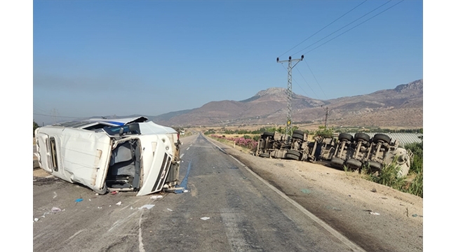 Öğrenci servisiyle tır çarpıştı:11 yaralı