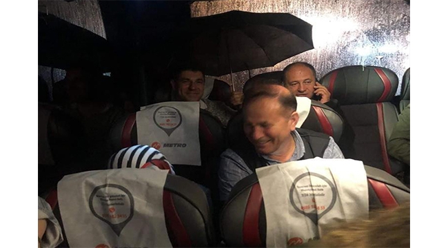 Otobüste şemsiyeli yolculuk