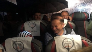 Otobüste şemsiyeli yolculuk