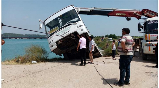 Özel halk otobüsü göle devrildi